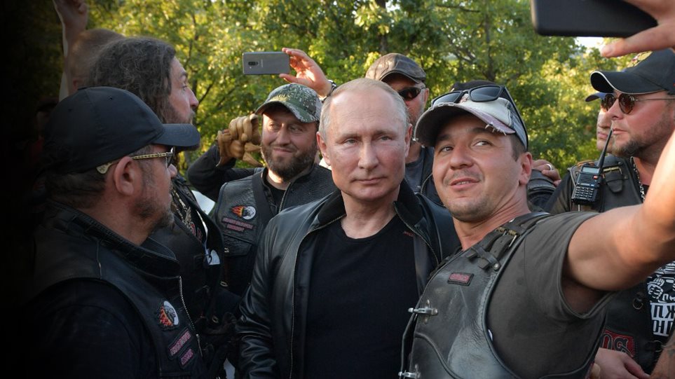 Ο Πούτιν έβαλε δερμάτινα, καβάλησε μηχανή και γιόρτασε με τους «Λύκους της Νύχτας» στην Κριμαία - Φωτογραφία 1