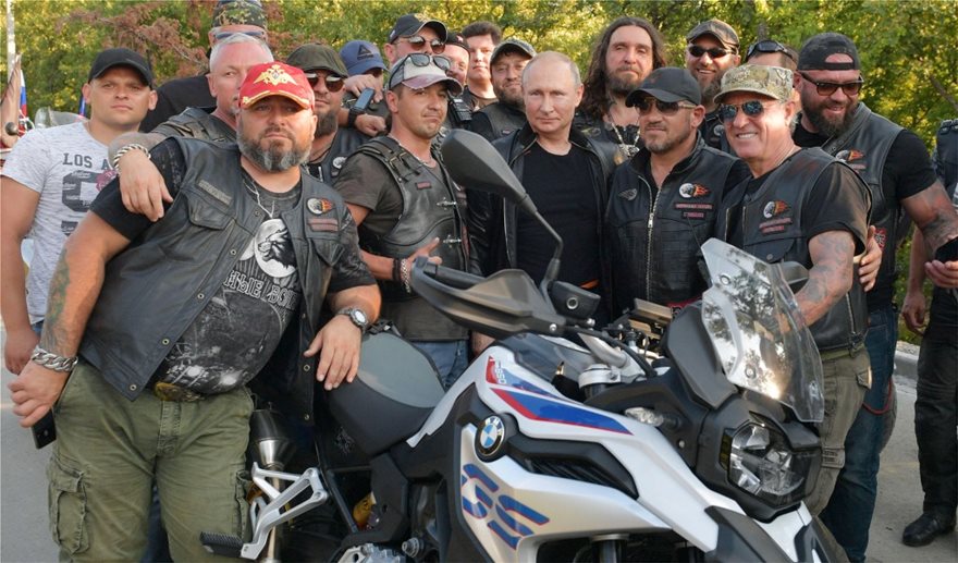 Ο Πούτιν έβαλε δερμάτινα, καβάλησε μηχανή και γιόρτασε με τους «Λύκους της Νύχτας» στην Κριμαία - Φωτογραφία 2