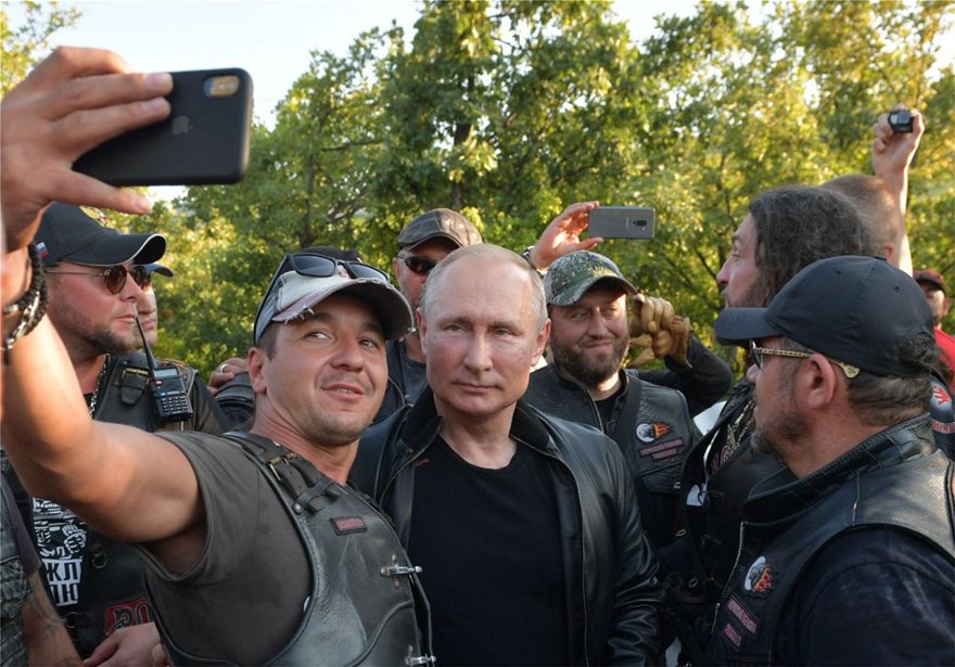 Ο Πούτιν έβαλε δερμάτινα, καβάλησε μηχανή και γιόρτασε με τους «Λύκους της Νύχτας» στην Κριμαία - Φωτογραφία 4