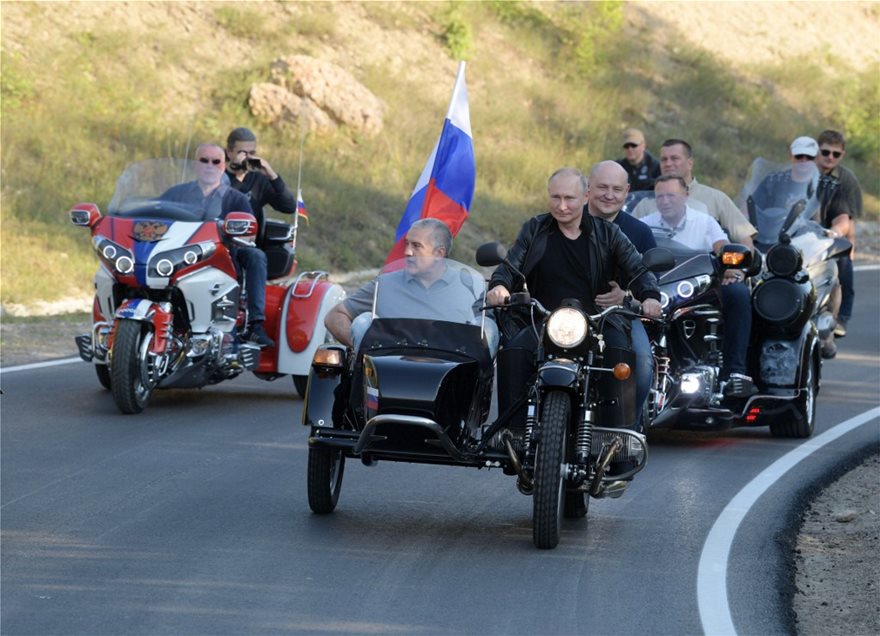 Ο Πούτιν έβαλε δερμάτινα, καβάλησε μηχανή και γιόρτασε με τους «Λύκους της Νύχτας» στην Κριμαία - Φωτογραφία 6