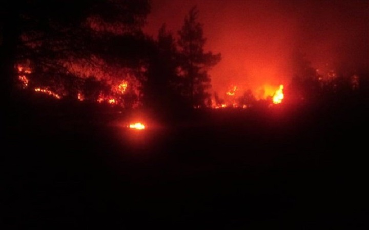 Εύβοια: Εκκένωση του χωριού Μακρυμάλλη ζητεί η Πυροσβεστική - Φωτογραφία 1