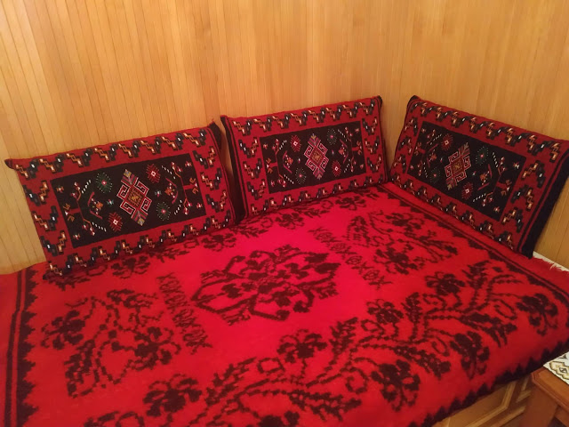 Μετσοβίτικα υφαντά και μαξιλάρια σε σπίτι στην Μηλιά  Μετσόβου 2019 - Φωτογραφία 1