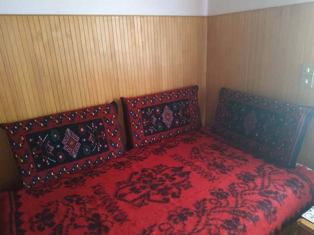 Μετσοβίτικα υφαντά και μαξιλάρια σε σπίτι στην Μηλιά  Μετσόβου 2019 - Φωτογραφία 3