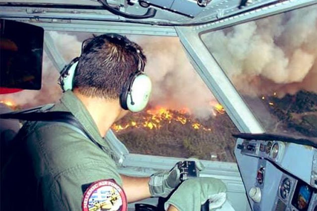 Φωτογραφία: Κοιτώντας τη φωτιά κατάματα μέσα από το πιλοτήριο - Φωτογραφία 1