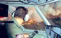 Φωτογραφία: Κοιτώντας τη φωτιά κατάματα μέσα από το πιλοτήριο