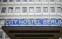 Παγκόσμια αμηχανία για το ξενοδοχείο του Κιμ Γιονγκ Ουν στην καρδιά του Βερολίνου