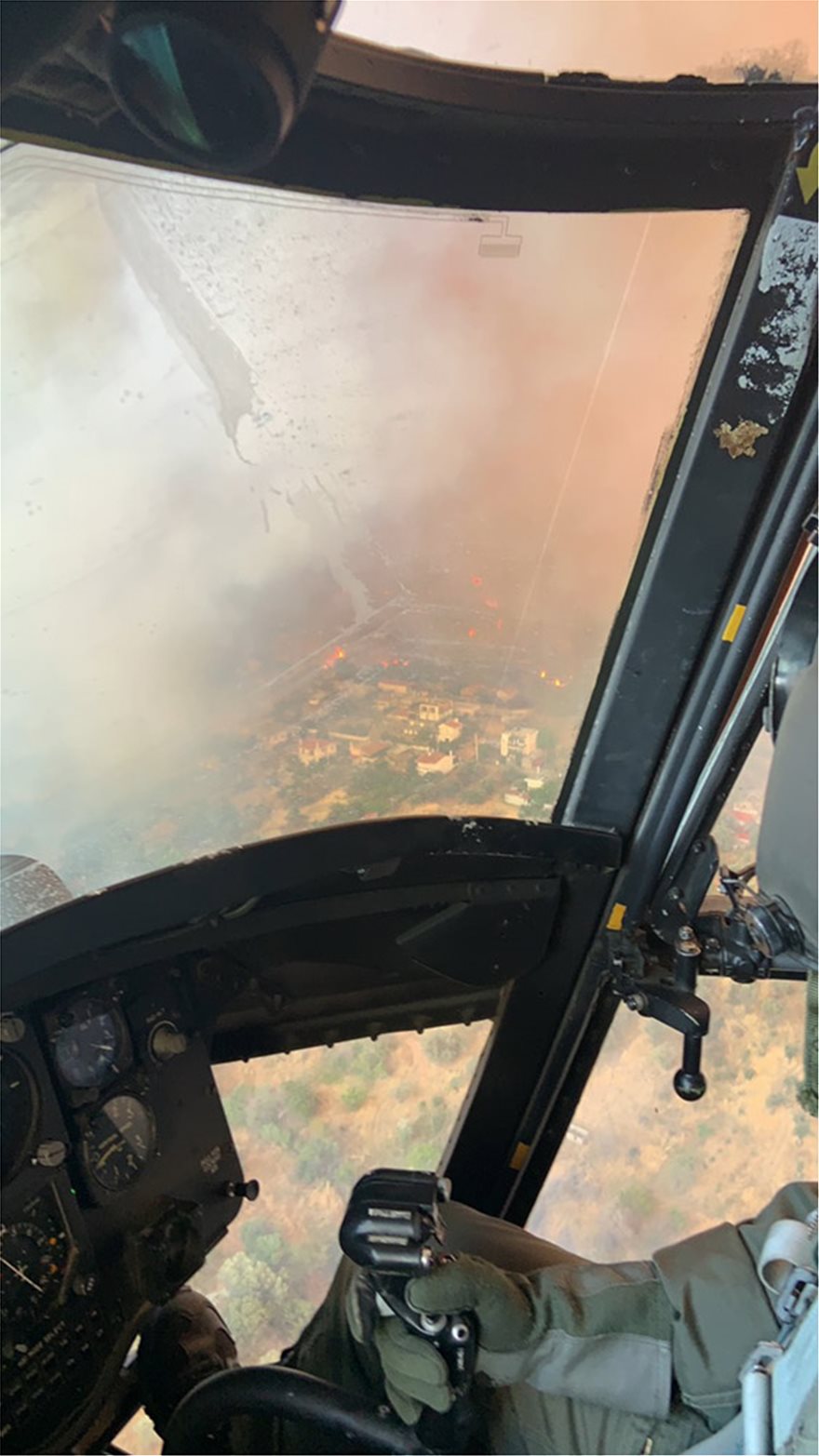 Η κόλαση της φωτιάς στην Εύβοια μέσα από ένα Σινούκ του Στρατού - Φωτογραφία 3