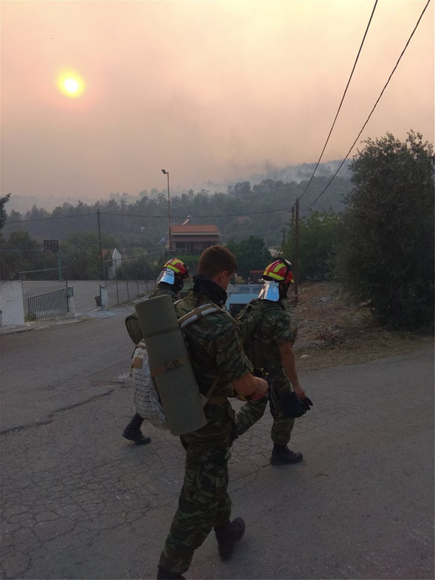 Η κόλαση της φωτιάς στην Εύβοια μέσα από ένα Σινούκ του Στρατού - Φωτογραφία 4