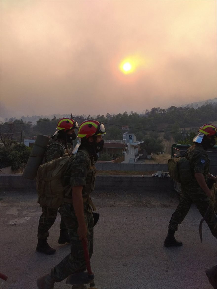 Η κόλαση της φωτιάς στην Εύβοια μέσα από ένα Σινούκ του Στρατού - Φωτογραφία 5