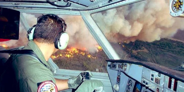 Συγκλονιστικό: Τι βλέπει ο πιλότος του καναντέρ από την καμπίνα του πετώντας πάνω από τη φωτιά (εικόνα) - Φωτογραφία 1