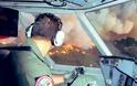 Συγκλονιστικό: Τι βλέπει ο πιλότος του καναντέρ από την καμπίνα του πετώντας πάνω από τη φωτιά (εικόνα)