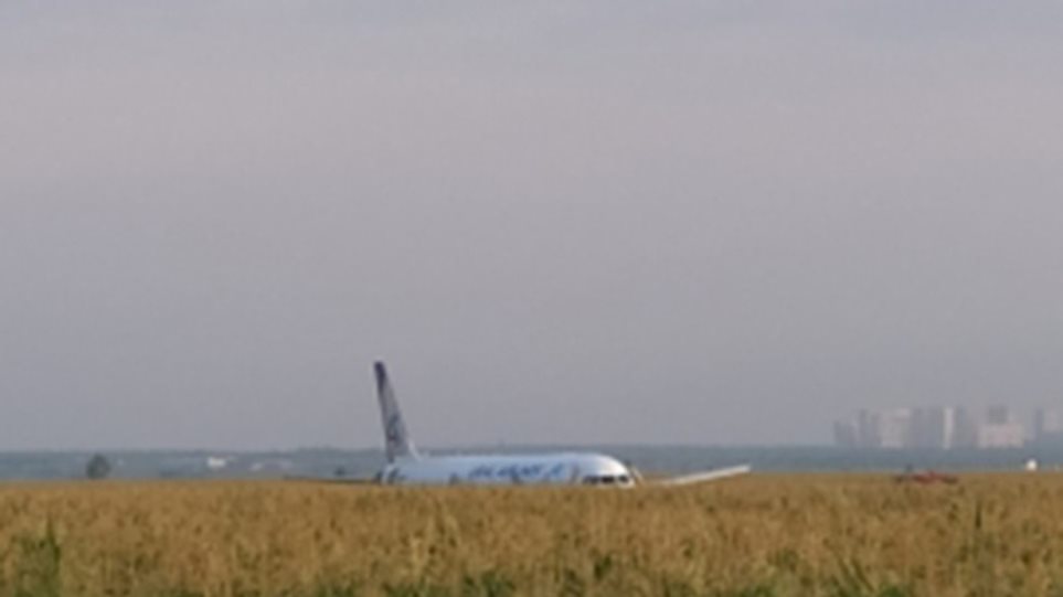 Ρωσικό αεροσκάφος με 233 επιβάτες έκανε αναγκαστική προσγείωση σε χωράφι λόγω «σύγκρουσης» με πουλιά - Φωτογραφία 1