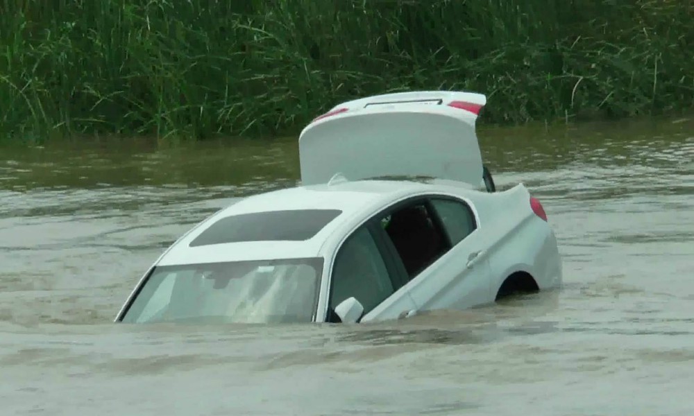 BMW στο ποτάμι (+video) - Φωτογραφία 1