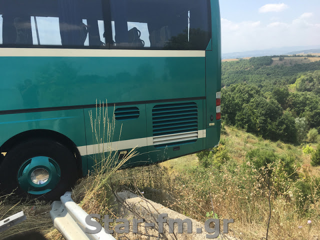 Grevena TV || Παρ ολίγον τραγωδία στα Γρεβενά με λεωφορείο του ΚΤΕΛ Κέρκυρας... (εικόνες + video) - Φωτογραφία 11