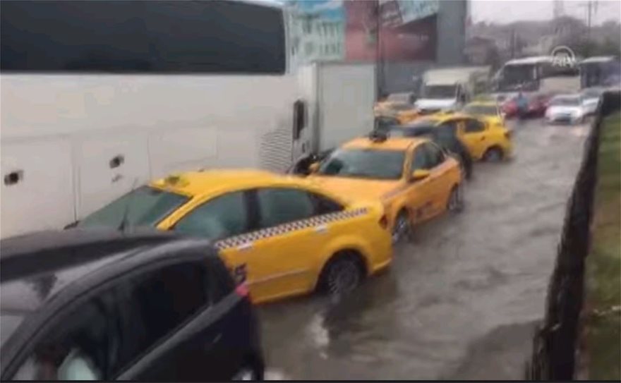 Ισχυρή καταιγίδα στην Κωνσταντινούπολη: Πλημμύρισε το Μεγάλο Παζάρι - Ένας νεκρός - Φωτογραφία 6