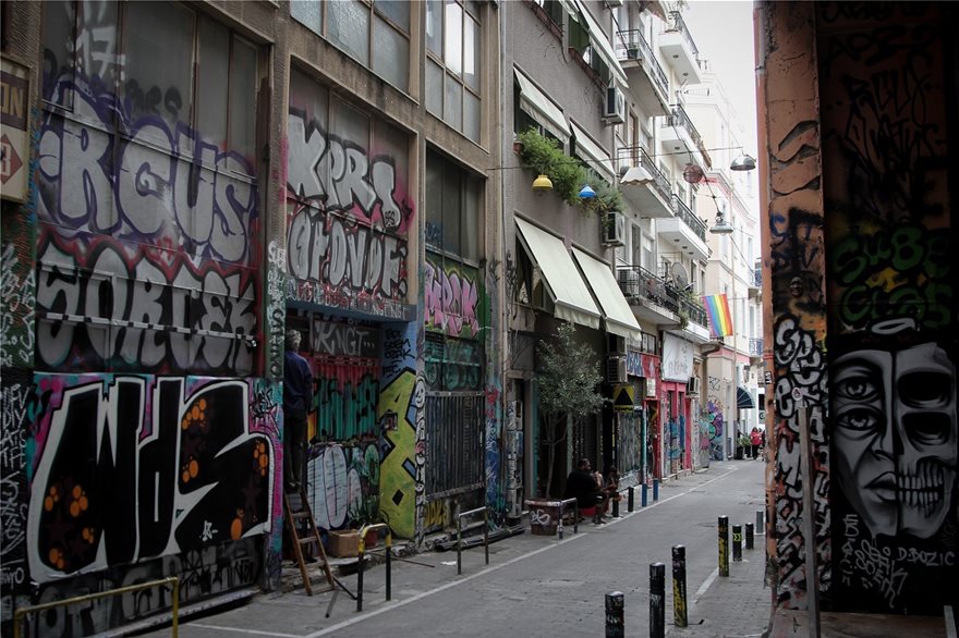 Associated Press: Γεμάτη γκράφιτι... ετών η Αθήνα - Αδιαφορούν οι αρχές για τον καθαρισμό τους - Φωτογραφία 2