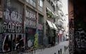 Associated Press: Γεμάτη γκράφιτι... ετών η Αθήνα - Αδιαφορούν οι αρχές για τον καθαρισμό τους - Φωτογραφία 2