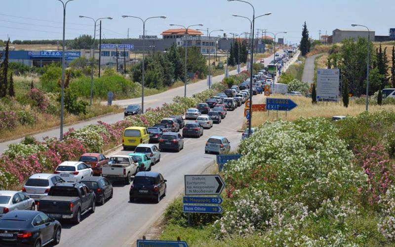 Κυκλοφοριακό κομφούζιο στην Εθνική Οδό Θεσσαλονίκης – Νέων Μουδανιών εξαιτίας καραμπόλας - Φωτογραφία 1