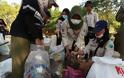Δεκάδες χιλιάδες Ινδονήσιοι στις παραλίες για να μαζέψουν τα σκουπίδια