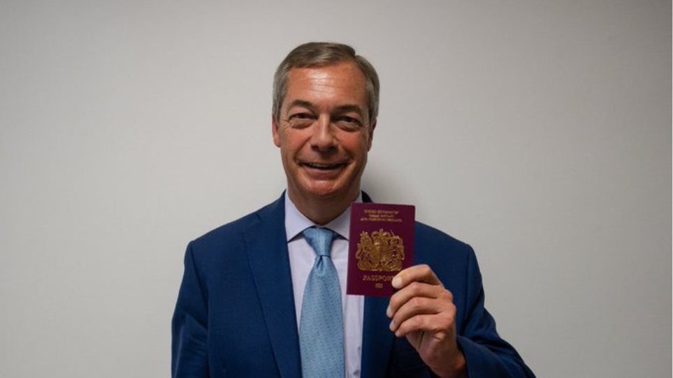 Ο Φάρατζ ποζάρει με το καινούριο διαβατήριο - Φωτογραφία 1
