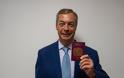 Ο Φάρατζ ποζάρει με το καινούριο διαβατήριο