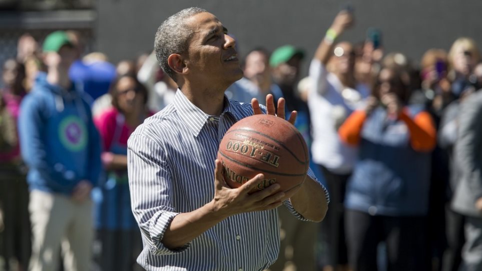 Μπαράκ Ομπάμα: 120.000 δολάρια πουλήθηκε η φανέλα με την οποία έπαιζε μπάσκετ - Φωτογραφία 1