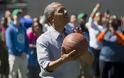 Μπαράκ Ομπάμα: 120.000 δολάρια πουλήθηκε η φανέλα με την οποία έπαιζε μπάσκετ