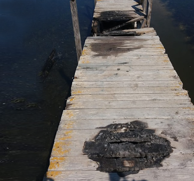 Έβαλαν φωτιά στην ξύλινη πεζογέφυρα στην ΠΕΡΑΤΙΑ - [ΦΩΤΟ] - Φωτογραφία 1