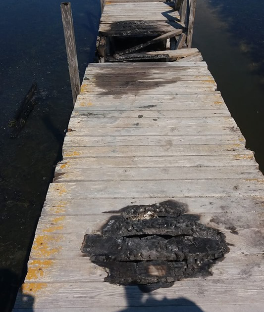 Έβαλαν φωτιά στην ξύλινη πεζογέφυρα στην ΠΕΡΑΤΙΑ - [ΦΩΤΟ] - Φωτογραφία 3