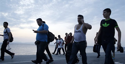 Κύμα μεταναστών στην εφορία Μυτιλήνης για άμεση έκδοση ΑΦΜ  ...με σκοπό το επίδομα των 400 ευρώ - Φωτογραφία 1