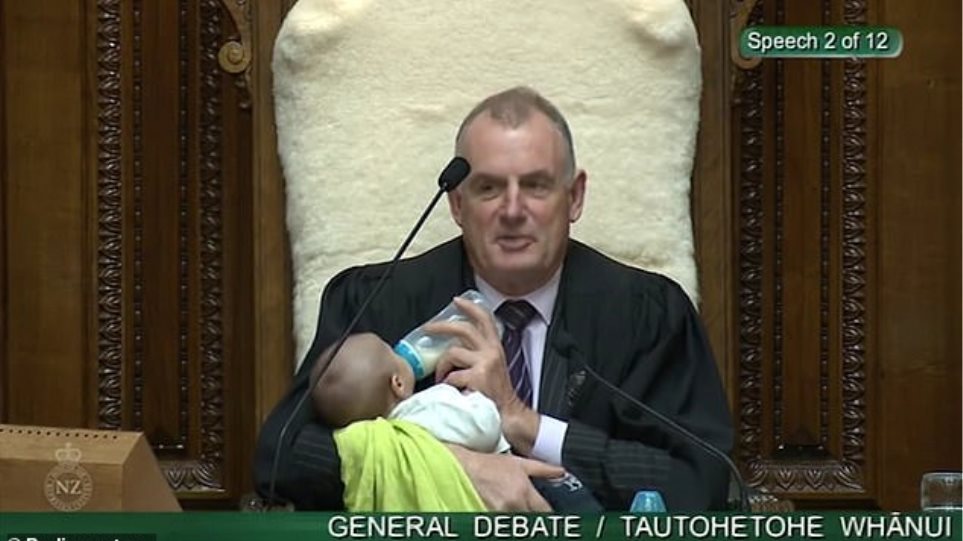 Ο πρόεδρος της Βουλής της Νέας Ζηλανδίας τάισε μωρό στο κοινοβούλιο - Φωτογραφία 1