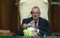 Ο πρόεδρος της Βουλής της Νέας Ζηλανδίας τάισε μωρό στο κοινοβούλιο