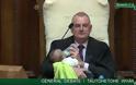 Ο πρόεδρος της Βουλής της Νέας Ζηλανδίας τάισε μωρό στο κοινοβούλιο - Φωτογραφία 2