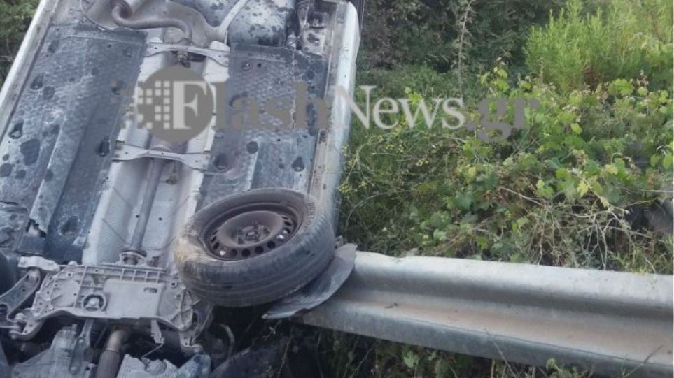 Τρομακτικό τροχαίο ατύχημα: Αυτοκίνητο «καρφώθηκε» πάνω σε μπάρα - Φωτογραφία 1
