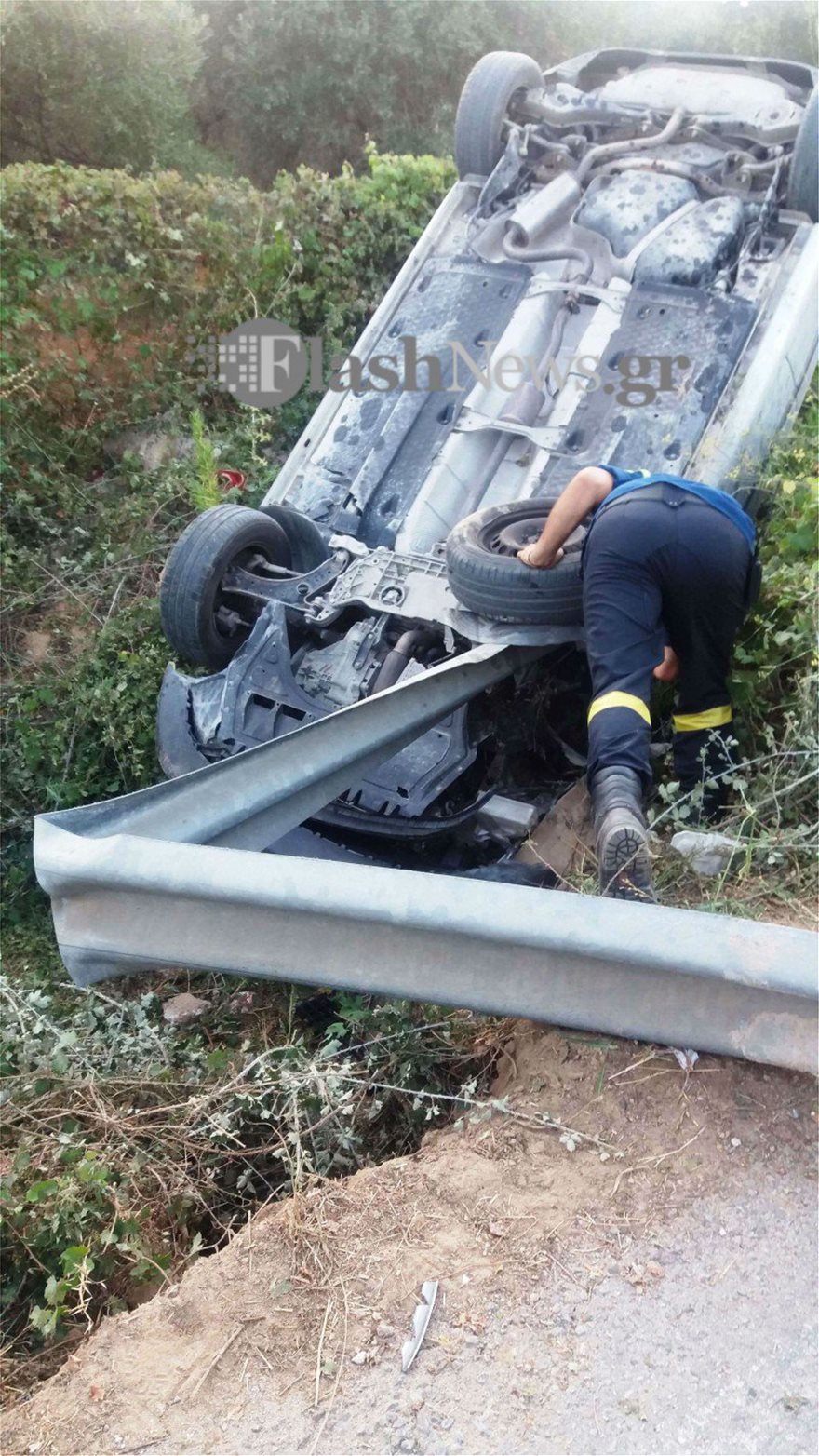 Τρομακτικό τροχαίο ατύχημα: Αυτοκίνητο «καρφώθηκε» πάνω σε μπάρα - Φωτογραφία 3