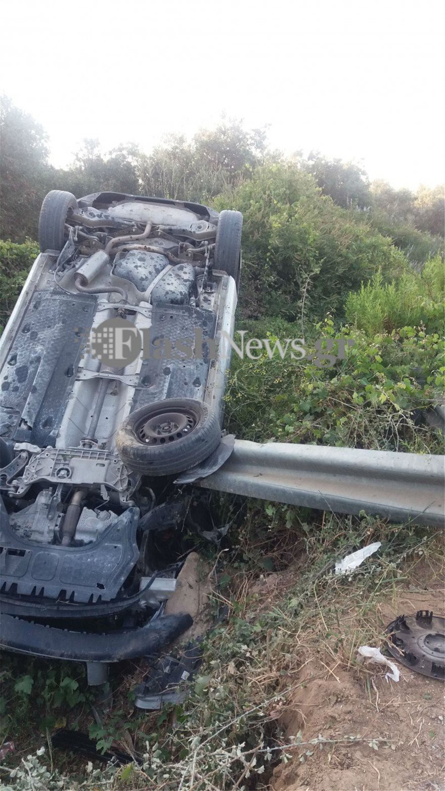 Τρομακτικό τροχαίο ατύχημα: Αυτοκίνητο «καρφώθηκε» πάνω σε μπάρα - Φωτογραφία 5