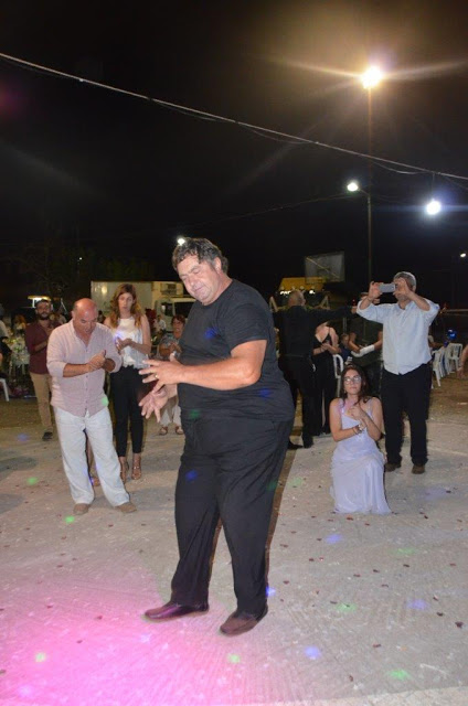 Ο ΘΑΝΑΣΗΣ ΒΑΡΟΠΟΥΛΟΣ χόρεψε ζεϊμπέκικο σε γάμο στα Πηγάδια!! - [βίντεο] - Φωτογραφία 10