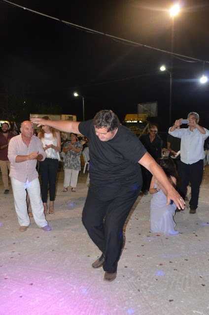 Ο ΘΑΝΑΣΗΣ ΒΑΡΟΠΟΥΛΟΣ χόρεψε ζεϊμπέκικο σε γάμο στα Πηγάδια!! - [βίντεο] - Φωτογραφία 11