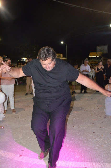 Ο ΘΑΝΑΣΗΣ ΒΑΡΟΠΟΥΛΟΣ χόρεψε ζεϊμπέκικο σε γάμο στα Πηγάδια!! - [βίντεο] - Φωτογραφία 12