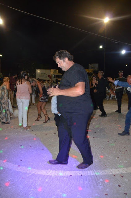 Ο ΘΑΝΑΣΗΣ ΒΑΡΟΠΟΥΛΟΣ χόρεψε ζεϊμπέκικο σε γάμο στα Πηγάδια!! - [βίντεο] - Φωτογραφία 3