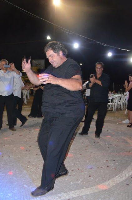 Ο ΘΑΝΑΣΗΣ ΒΑΡΟΠΟΥΛΟΣ χόρεψε ζεϊμπέκικο σε γάμο στα Πηγάδια!! - [βίντεο] - Φωτογραφία 8