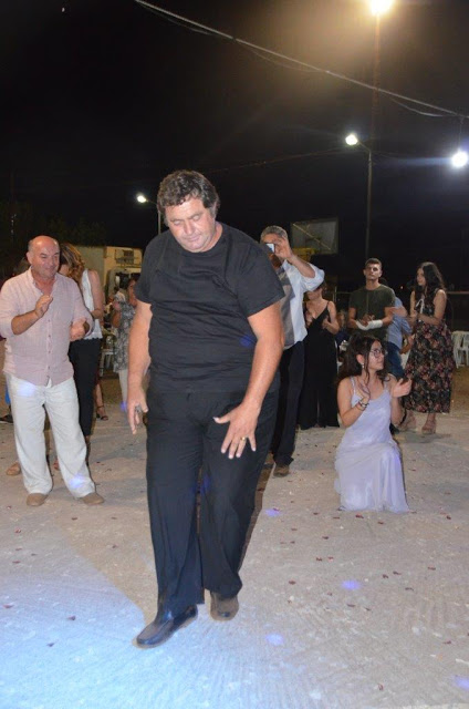 Ο ΘΑΝΑΣΗΣ ΒΑΡΟΠΟΥΛΟΣ χόρεψε ζεϊμπέκικο σε γάμο στα Πηγάδια!! - [βίντεο] - Φωτογραφία 9