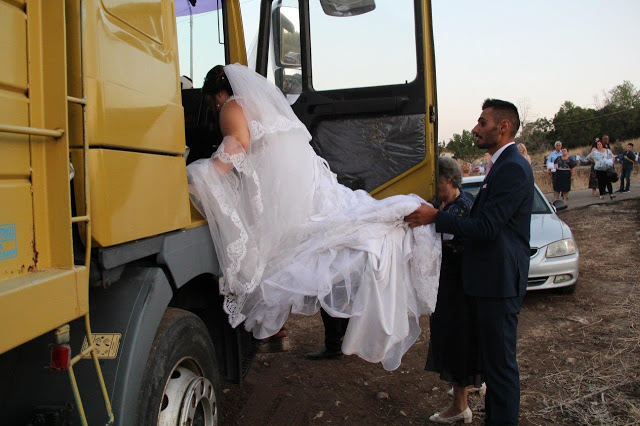 Ένας διαφορετικός γάμος στα ΠΗΓΑΔΙΑ: Ο Γαμπρός και η Νύφη έσκασαν μύτη με… νταλίκα στο σπίτι του γαμπρού στο ΚΑΡΑΪΣΚΑΚΗ Ξηρομέρου [ΦΩΤΟ-ΒΙΝΤΕΟ] - Φωτογραφία 30