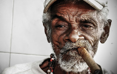 Ο παππούς κάπνιζε και έφτασε 90. Σωστό ή λάθος; - Φωτογραφία 1