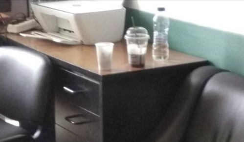 Φωτογράφισε ποτήρια με αποτσίγαρα σε γραφείο γιατρών – Αμετανόητοι οι “θεριακλήδες” του “Γεννηματάς” παρά την παρέμβαση Κοντοζαμάνη - Φωτογραφία 1