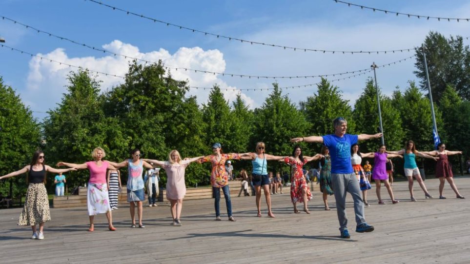 Τσάμικο... στο Γκόρκι Παρκ: Μοσχοβίτες και τουρίστες πήραν «γεύση» Ελλάδας με μαθήματα ελληνικών χορών - Φωτογραφία 1