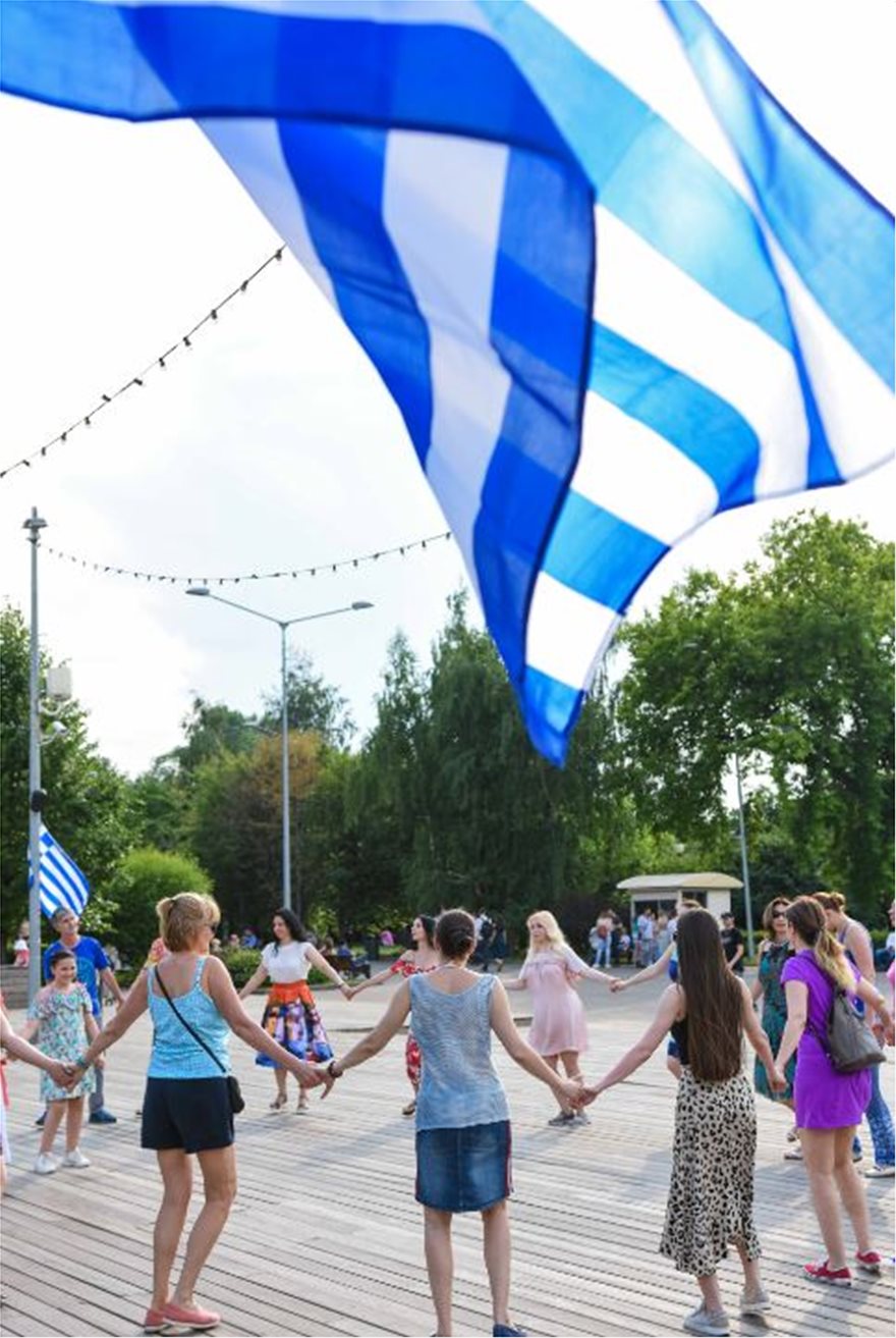 Τσάμικο... στο Γκόρκι Παρκ: Μοσχοβίτες και τουρίστες πήραν «γεύση» Ελλάδας με μαθήματα ελληνικών χορών - Φωτογραφία 3