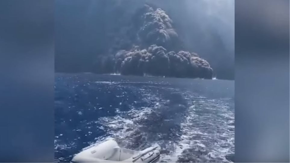 Συγκλονιστικό βίντεο από την έκρηξη του Στρόμπολι: Σκάφος προσπαθεί να ξεφύγει από την τέφρα - Φωτογραφία 1