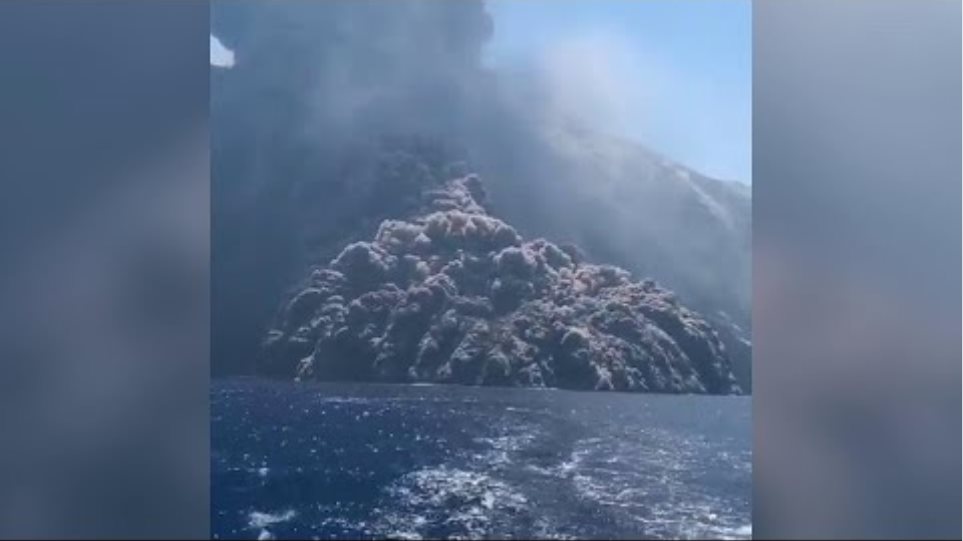 Συγκλονιστικό βίντεο από την έκρηξη του Στρόμπολι: Σκάφος προσπαθεί να ξεφύγει από την τέφρα - Φωτογραφία 2