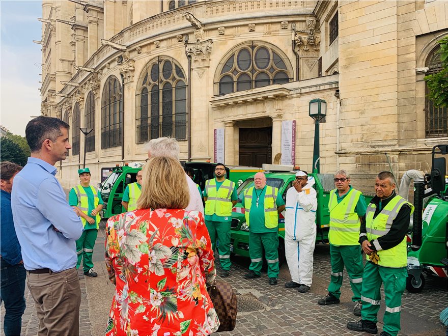 Ο Κώστας Μπακογιάννης με την ομάδα καθαριότητας του Παρισιού - Φωτογραφία 4